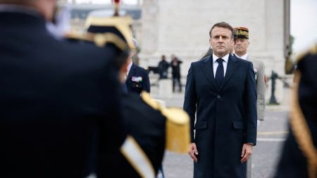 Le président français Emmanuel Macron assiste à la cérémonie marquant la fin de la Seconde Guerre mondiale en Europe, à Paris, le 8 mai 2024 (photo d'illustration).© Johanna Geron / POOL Source: AFP
