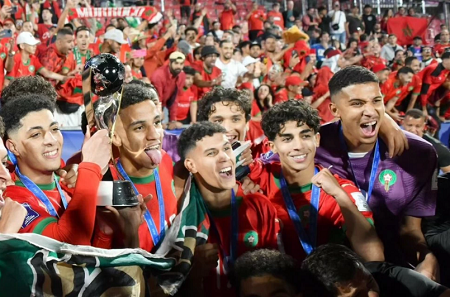 La délégation marocaine ayant conquis le trophée de la Coupe du monde FIFA U20 a débarqué à l’aéroport Mohammed V de Casablanca aux alentours de 22 h, lundi. Des centaines de supporters ont fait le déplacement au Terminal 2 pour accueillir les Lionceaux, qui n’ont toutefois pas pu rencontrer leurs fans lundi. 