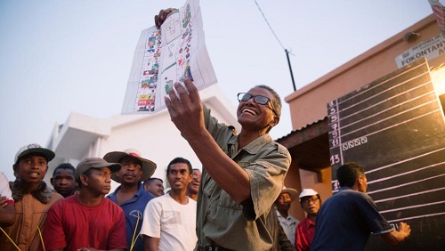 Un agent électoral montre le bulletin de vote pour le 1er tour de l'élection présidentielle à Madagascar, le 7 novembre 2018 (illustration): Le SeFaFi évoque dans son rapport une «année électorale gâchée» © REUTERS/Malin Palm