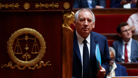 Le Premier ministre français François Bayrou arrive au Parlement. Lundi 8 septembre 2025 Photo : YOAN VALATA (EFE)
