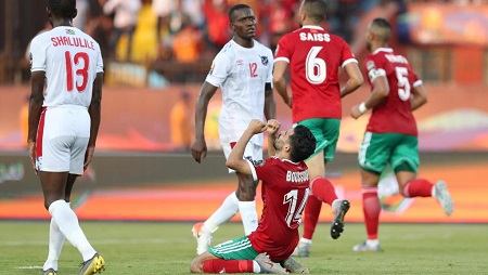 Le marocain Mbark Boussoufa soulagé après l'ouverture du score contre son camp de l'attaquant namibien Itamunua Keimuine. REUTERS/Suhaib Salem
