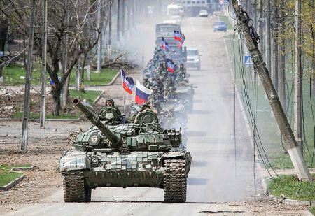 Un convoi blindé de troupes pro-russes se déplace sur une route pendant le conflit entre l'Ukraine et la Russie. REUTERS/CHINGIS KONDAROV 