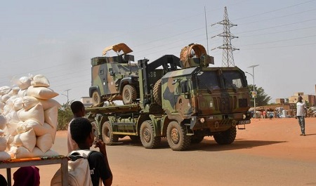 Un véhicule militaire de l'armée française appartenant à un convoi de troupes françaises traversant le quartier du Lazaret à Niamey le 10 octobre 2023. (Photo, AFP)