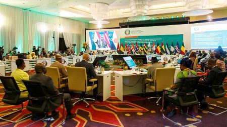 Les dirigeants ouest-africains se sont réunis samedi à Accra pour décider d'atténuer ou de durcir les sanctions contre le Mali, le Burkina Faso et la Guinée