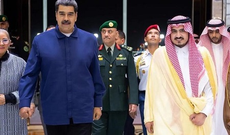 Le président Nicolas Maduro a été reçu par le vice-gouverneur de la région de la Mecque, le prince Badr ben Sultan ben Abdelaziz. (SPA)