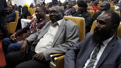 Des représentants des groupes armés lors de la signature de l'accord de Khartoum à Bangui, le 3 mars 2019. Parmi eux, Souleymane Daouda (3e à g.) et Maxime Mokom (1er à dr.) sont devenus respectivement ministres de l'élevage et du DDRR. © RFI/Gaël Grilhot
