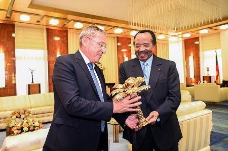 Paul Biya dit au revoir à l' Ambassadeur Français Thierry Marchand en fin de séjour - le 29 août 2025 à Etoudi . Photo-PRC