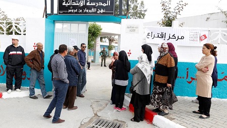 Des électeurs font la queue dans un bureau de vote lors des élections municipales de Tunis (Tunisie), le 6 mai 2018. © REUTERS/Zoubeir Souissi