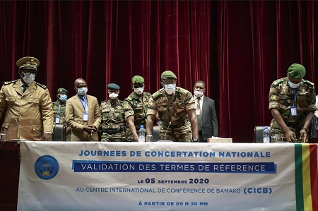 Le vice-président du Conseil national du salut du peuple (CNSP) Malick Diaw (au centre) au côté d'autres chefs militaires à l'ouverture de la consultation nationale à Bamako le 5 septembre. AFP