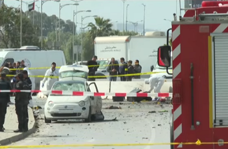 La police se déploie sur les lieux d'un attentat-suicide près de l'ambassade des Etats-Unis à Tunis, le 6 mars 2020..Capture écran tv