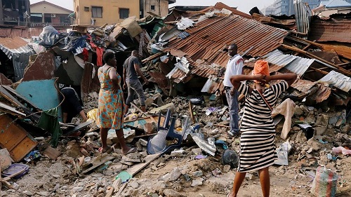 Le bilan de l’effondrement d’un immeuble au Nigeria mercredi s’alourdit