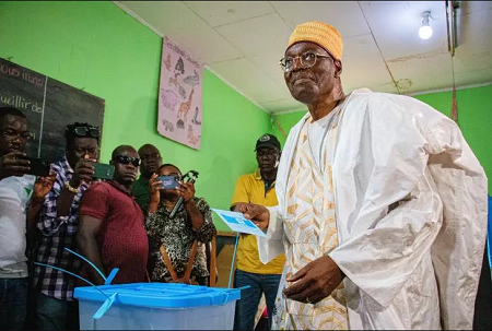 Issa Tchiroma Bakary vote à Garoua, le 12 octobre 2025 AFP/