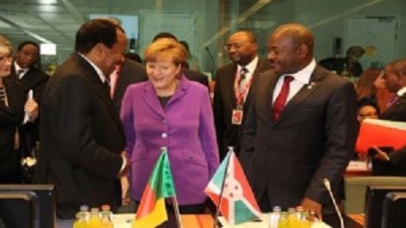 La chancelière de l'Allemagne, Angela Merkel, en discussion avec les présidents Paul Biya, du Cameroun, et Pierre Nkurunziza, du Burundi, lors du sommet Union européenne-Afrique le 2 avril 2014 à Bruxelles, en Belgique. © Pool/Iso/SIPA/ Thierry Roge
