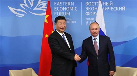 Les présidents chinois et russe, Xi Jinping et Vladimir Poutine, à Vladivostok en Russie à l'occasion du Forum économique oriental 2018. ©AFP via Anadolou
