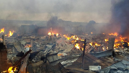L'incendie à détruit un tiers des quelque huit hectares du marché de Bouaké, dans la nuit du 26 au 27 août. © AFP