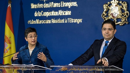 La ministre espagnole des Affaires étrangères Arancha Gonzalez avec son homologue marocain Nasser Bourita, à Rabat, le 24 janvier 2020, deux jours après l'adoption par le Maroc de deux lois délimitant son espace maritime. FADEL SENNA / AFP