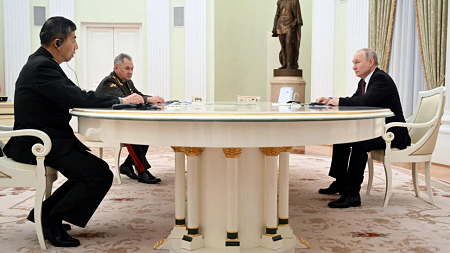 Le président russe Vladimir Poutine, le ministre de la Défense Sergueï Choïgu et le ministre chinois de la Défense Li Shangfu assistent à une réunion à Moscou, le 16 avril 2023. © via REUTERS - SPUTNIK