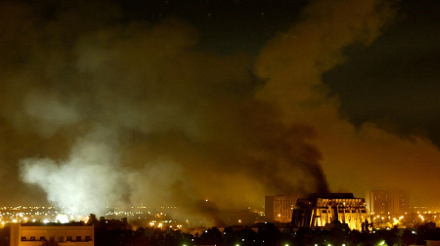 De la fumée s'échappe d'un complexe du palais présidentiel à Bagdad lors de frappes aériennes, le 21 mars 2003. De grandes explosions ont secoué Bagdad au cours d'une nuit de frappes aériennes fulgurantes, alors que les forces terrestres américaines et britanniques avançaient dans le sud de l'Irak. REUTERS - GORAN TOMASEVIC