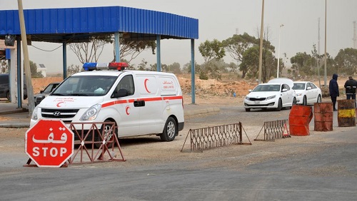Les forces de sécurité tunisiennes vérifient des véhicules à Ras Jedir, à la frontière avec la Libye (photo d'archives). © FATHI NASRI / AFP