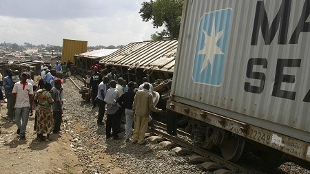 Treize personnes, dont des passagers clandestins, sont mortes après une collision entre deux trains de marchandises