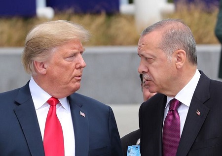 Donald Trump (ici lors du sommet de l'Otan en juillet 2018) a demandé à Recep Tayyip Erdogan de "ne pas faire l'idiot" en Syrie... Photo: ASSOCIATED PRESS  