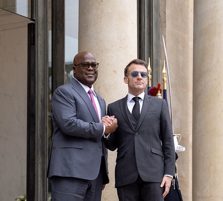 Le pr&eacute;sident fran&ccedil;ais Emmanuel Macron (au centre) serre la main du pr&eacute;sident de la R&eacute;publique d&eacute;mocratique du Congo F&eacute;lix Tshisekedi (&agrave; gauche) &agrave; son arriv&eacute;e &agrave; l'&Eacute;lys&eacute;e, &agrave; Paris, le 23 janvier 2026. &copy; Dimitar Dilkoff / AFP