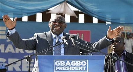 Le président sortant Laurent Gbagbo, ici à Man, a lancé officiellement vendredi sa campagne électorale dans l'Ouest, aux mains des ex-rebelles, de la Côte d'Ivoire, promettant d'industrialiser le pays en construisant "une usine dans chaque département qui fait le cacao". /Photo prise le 15 octobre 2010/REUTERS/Luc Gnago