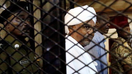 Le président soudanais déchu Omar el-Béchir au tribunal de Khartoum, le 31 août 2019. © REUTERS/Mohamed Nureldin Abdallah