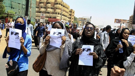 Des femmes manifestent en brandissant des affichettes à Khartoum, le 30 juillet 2019, au lendemain de la mort de cinq adolescents tués lors d'une marche pacifique à El Obeid. © Ebrahim HAMID / AFP