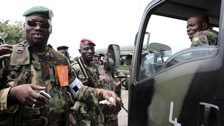 Issakia Ouattara dit Wattao, l'un des commandants des FRCI, les forces pro-Ouattara, le 23 mai 2011. © REUTERS/Luc Gnago