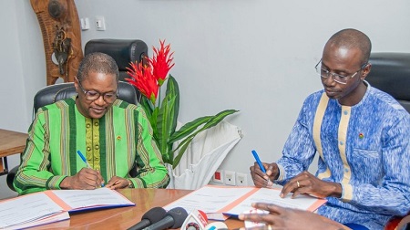 Karamoko Jean-Marie Traor&eacute;, ministre burkinab&egrave; des Affaires &eacute;trang&egrave;res (&agrave; gauche), et Wendingoudi Louis Modeste Ou&eacute;draogo, pr&eacute;sident du Conseil sup&eacute;rieur de la communication (&agrave; droite).&copy; X / Emmanuel Tapsoba 