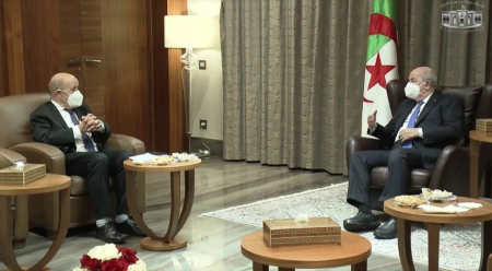 Le ministre français des Affaires étrangères Jean-Yves Le Drian (à gauche) a rencontré le président algérien Abdelmajid Tebboune à Alger, le mercredi 13 avril 2022. AFP 