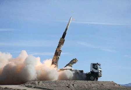 PHOTO/AFP/HO/IRANIAN ARMY OFFICE - Un missile Sayad tiré par le système de missiles Talash lors d'un exercice de défense aérienne dans un lieu non divulgué en Iran