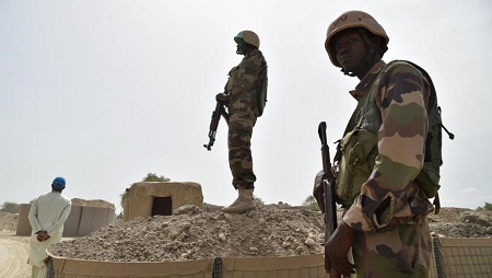 Des soldats nigériens en patrouille (photo d'illustration). © ISSOUF SANOGO / AFP