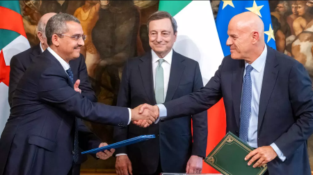Le Premier ministre italien Mario Draghi aux côtés du président algérien Abdelmadjid Tebboune derriere le PDG de Sonatrach Toufik Hakkar et le PDG d'ENI Claudio Descalzi - Mauro Scrobogna/LaPresse
