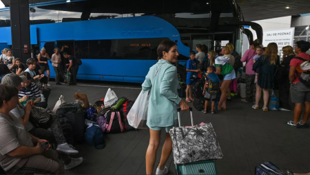 Des Ukrainiens embarquent dans un bus les ramenant à Kiev, mi-juin, à Cracovie, en Pologne. ARTUR WIDAK/NurPhoto via AFP