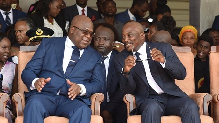 Le nouveau président congolais, Félix Tshisekedi (à gauche), aux côtés du président sortant, Joseph Kabila, lors de la passation de pouvoir, le 24 janvier 2019, à Kinshasa, en RDC. (Photo d'illustration) © REUTERS/ Olivia Acland