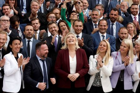 Marine Le Pen, dirigeante du Rassemblement National, pose avec les députés nouvellement élus de sa formation, devant l’Assemblée nationale, le 22 juin 2022, trois jours après le second tour des législatives. PHOTO BENOIT TESSIER/REUTERS
