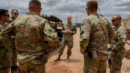 Un brigadier américain s'entretient avec ses soldats lors d'une opération en Somalie, le 5 septembre 2020. AP - Senior Airman Kristin Savage