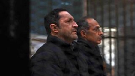 Alaa Mubarack (à gauche) et Gamal Mubarak (à droite) au tribunal lors de l'énoncé du verdict d'acquittement le 22 février 2020 - GETTY IMAGES