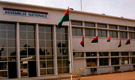 Le Parlement burkinab&egrave; comprend deux chambres : l&rsquo;Assembl&eacute;e nationale et le S&eacute;nat