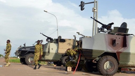 Des militaires positionnés près du palais présidentiel à Ouagadougou, le 17 septembre 2015 (illustration). © AHMED OUOBA / AFP