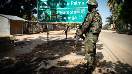 Un soldat rwandais patrouille près de Palma, dans le Cabo Delgado, au Mozambique, en septembre 2021. AFP - SIMON WOHLFAHRT