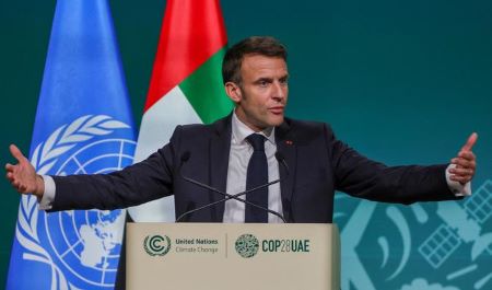 Le président français Emmanuel Macron s'exprime lors de la session du segment de haut niveau pour les chefs d'État et de gouvernement lors du sommet des Nations unies sur le climat à Dubaï, le 1er décembre 2023. (Photo, AFP)