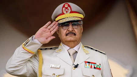 Le maréchal Khalifa Haftar, dirigeant de l'armée nationale libyenne et homme fort de l'Est du pays. © Abdullah DOMA / AFP