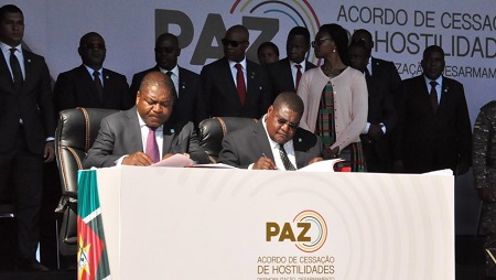Le président du Mzambique Filipe Nyusi (g) et le leader de la Renamo Ossufo Momade signent accord de paix, au parc national de Gorongoza, le 1er août 2019. © Stringer / Office of the President of Mozambique / AFP