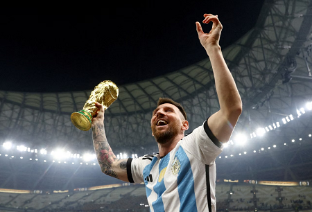 Lionel Messi soul&egrave;ve la Coupe du monde apr&egrave;s la victoire contre la France, au stade Lusail (Qatar), le 18 d&eacute;cembre 2022. PHOTO HANNAH MCKAY/REUTERS