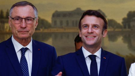 Jean-Marie Bockel et Emmanuel Macron en mars 2022 à Paris (image d'illustration). AFP