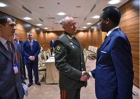 Le camerounais délégué à la Défense, Joseph Beti Assomo avec son homologue russe, Sergueï Choïgou