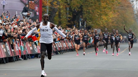 Le prodige Eliud Kipchoge est devenu le premier homme à passer sous la barre mythique des deux heures au marathon samedi lors d’une course à Vienne 